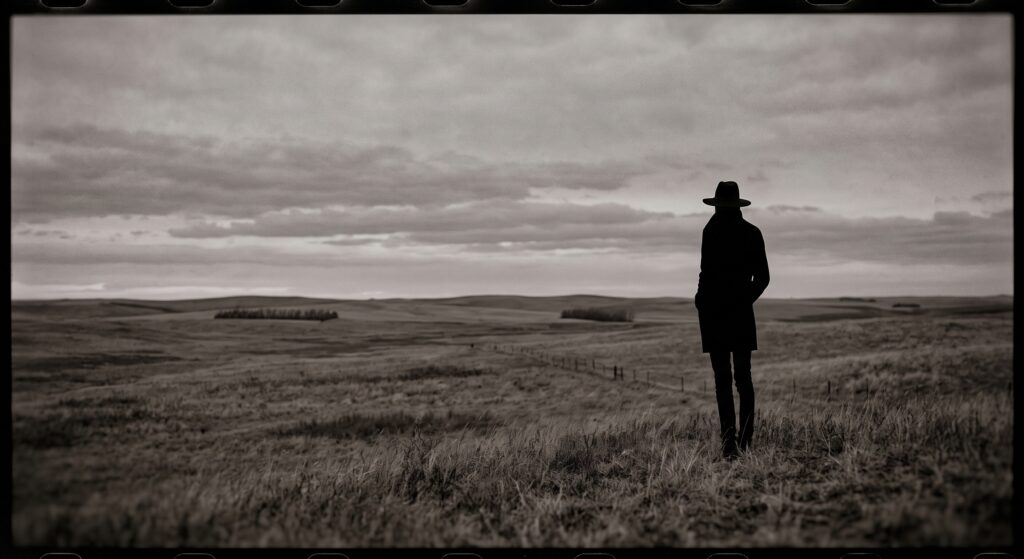 A tall specter looks over the plains.